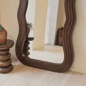 Miroir sur pied pleine longueur à cadre sculptural incurvé, style shabby chic, fait main, en bois organique, à tons sombres - Product Image 2