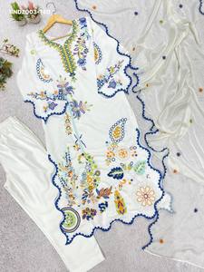Ensemble de créateur en soie avec broderies multi-fils et miroirs, longueur cheville et manches cloche - Pantalon blanc uni - Dupatta brodé - Fournisseur indien - Product Image 6