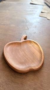 Assiette de service pour desserts en bois, faite à la main, en forme de feuille, design bohème, écologique, finition polie, best-seller en Indonésie - Product Image 4