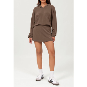 Sweat-shirt classique pour femme, style décontracté, avec capuche à cordon confortable et poche kangourou pratique. - Product Image 2