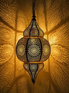 Lanterne suspendue en fer marocain vintage dorée |   Lustre suspendu artisanal écologique pour la décoration de la maison |   Antique - Product Image 4
