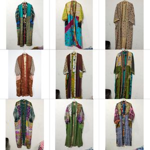 Kimono de luxe d'été, robe longue patchwork faite main, style indien vintage, en soie de sari recyclée, idéal comme cache-maillot ou tenue de nuit. - Product Image 1