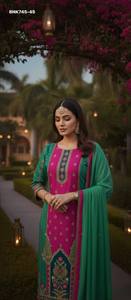 Vêtements traditionnels indiens de haute qualité pour occasions spéciales, en soie Bery avec broderies à la main, haut et pantalon avec dupatta, fournisseur de Surat. - Product Image 4