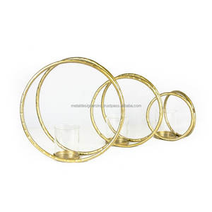 Ensemble élégant de 3 décorations pour la maison, deux anneaux en métal martelés à la main et des ouragans en verre comme bougeoirs ouragan - Product Image 1