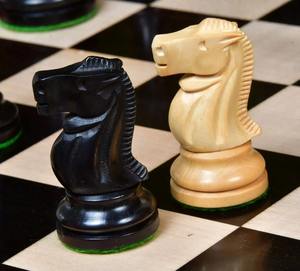 Elegantes piezas de ajedrez estilo Staunton canadiense, premium, en madera de abeto ebanizado y madera natural, Rey de 3.3 pulgadas, al mejor precio. - Product Image 4