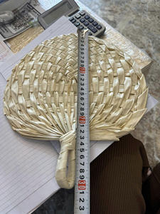 Abanico de bambú artesanal tradicional, diseñado para un estilo de vida sostenible y uso diario. - Product Image 2