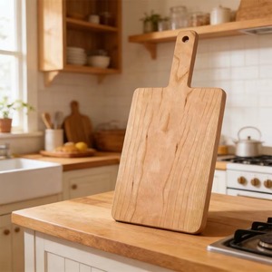 Planche à découper rectangulaire en bois naturel avec poignée intégrée et trou de suspension, épaisseur 1,5 cm, compatible lave-vaisselle - REHMAN CRAFT - Product Image 2