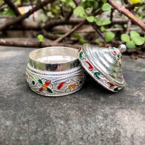 Boîte décorative traditionnelle en laiton et cuivre Sindhur Dibbi pour femmes mariées - Product Image 5