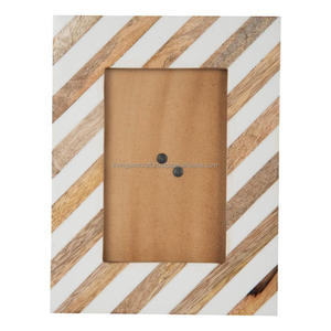 Cadre photo en bois avec incrustation de résine |   Cadre photo à rayures diagonales avec support chevalet pour table, décoration maison et hôtel, vente en gros - Product Image 1
