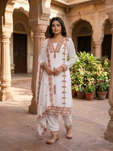 Salwar Kameez traditionnel indien avec dupatta et broderies, pour toutes les occasions, vêtements élégants pour femmes à prix abordable. - Product Image 2