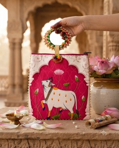 Bolsos de Mano de Algodón con Pintura Pichwai Hechos a Mano, de Lujo y Arte Etéreo, con Asa de Anillo Decorativa con Cuentas y Cierre Seguro, para Diwali, Venta al por Mayor - Product Image 4