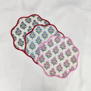 Set de dessous-de-plat ronds festonnés à motif botanique, en tissu imprimé, faciles d'entretien, lavables en machine, pour une décoration rustique de cuisine et salle à manger. - Product Image 3
