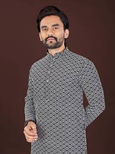 Kurta ethnique en coton de luxe pour hommes avec broderie à la main détaillée et col classique - Product Image 5