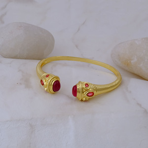 Brazalete Ajustable con Gema de Granate, Brazalete Texturizado Chapado en Oro de 18k, Joyería de Estilo Neo Antiguo - Product Image 3