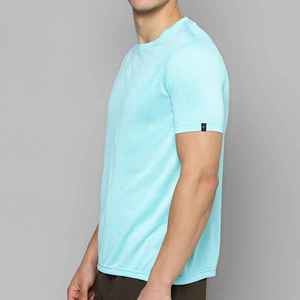 T-shirt à manches courtes pour homme, bleu clair, col rond, coupe classique, jersey en coton uni, vêtement décontracté, logo sur la manche gauche - Product Image 4