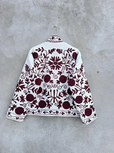 เสื้อแจ็คเก็ตผ้าฝ้ายสีขาวสำหรับผู้หญิง ปักลายดอกไม้สีแดงเลือดหมู สไตล์โบฮีเมียน งานแฮนด์เมด เสื้อคลุมตัวสั้น - Product Image 5