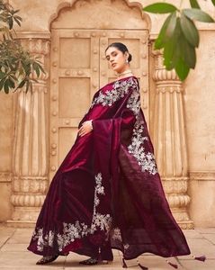 Sari de soirée traditionnel en satin de soie brodé KV Maroon, avec chemisier non cousu, sans plis - Product Image 4