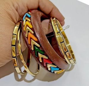 Bracelet en bois vintage en forme de cœur plaqué or avec embellissements colorés, bracelets ronds fins empilables dorés pour femmes - Product Image 1