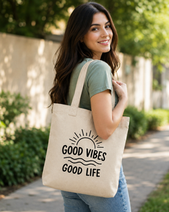 กระเป๋าผ้าแคนวาส Good Vibes Good Life สีเบจ หูหิ้วด้านบน ปิดแบบปรับแต่งได้ พับเก็บได้ ลายพิมพ์ดวงอาทิตย์และคลื่น สำหรับช้อปปิ้งและเดินทาง - Product Image 4
