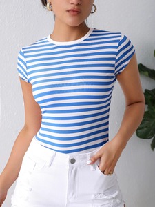 T-shirt tricoté à manches courtes rayé, col rond, coupe ajustée, haut décontracté bleu et blanc - Product Image 5