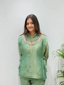 Présentation du nouveau ensemble haut et pantalon Plazzo en soie Salsa pour femme, conçu par des designers, idéal pour les soirées, avec travail artisanal, extensible, séchage rapide, sans plis et réversible. - Product Image 3