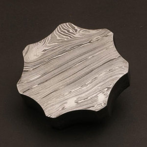 Cendrier en acier Damas à motif personnalisé, cendrier en métal fait à la main pour cigarettes, cigares, cadeau et décoration intérieure - Product Image 2