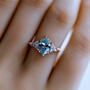 แหวนหมั้นและแหวนวันครบรอบแต่งงาน Aurora Belle ประดับด้วยมอสซาไนต์รูปไข่ 2 กะรัต ดีไซน์หรูหรา ตัวเรือนเงินแท้ชุบทอง 14K - Product Image 2