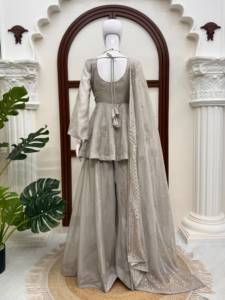 Robe longue élégante en satin orange avec broderies et perles, col halter, coupe évasée, sans manches, idéale pour les soirées - Product Image 3