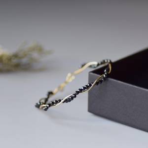 กำไลข้อมือแบล็คสปิเนลทรงหยักประดับอัญมณีเม็ดเล็ก กำไลลวดพันสำหรับผู้หญิง ของขวัญวันเกิด เงินแท้ 925 ชุบทอง 14k - Product Image 1