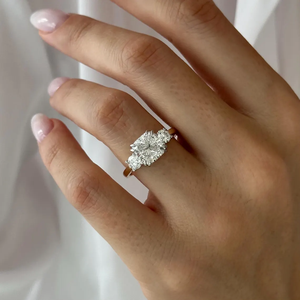 Anillo Trilogía con Diamante de Laboratorio Redondo y Corte Cojín, Calidad IGI D-E-F VVS-VS, Oro 14K, Oro Rosa, Oro Blanco, Plata, Inventario B2B - Product Image 4