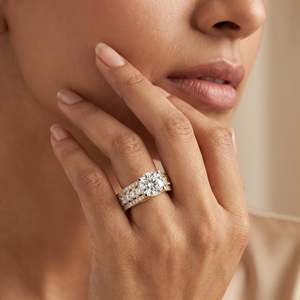 Bague de fiançailles de luxe en moissanite style coussin, avec pavé de diamants large sur l'axe, design bicolore or et argent, pour cadeau d'anniversaire de mariage - Product Image 1