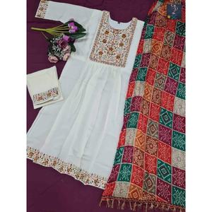 BORDADO DE SEDA CHANDERI MÁS RECOGIDO TRABAJO FONDO SUPERIOR CON DUPATTA BLANCO - Product Image 4