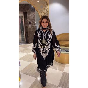 งานปักด้านล่างออกแบบด้วยสีดำ dupatta - Product Image 1