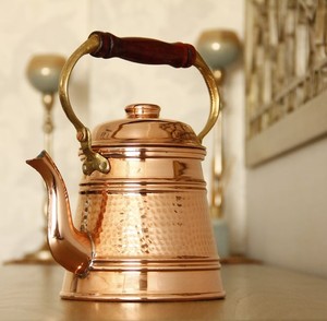 Théière en cuivre traditionnelle de qualité supérieure avec bec verseur élégant et courbé, poignée décorative en cuivre, couvercle intégré, corps arrondi et finition polie de luxe - Product Image 1