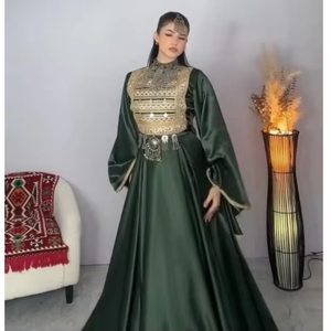 Robe afghane traditionnelle sophistiquée en satin vert forêt foncé avec une plaque de poitrine richement ornée en métal argenté et assortie - Product Image 5
