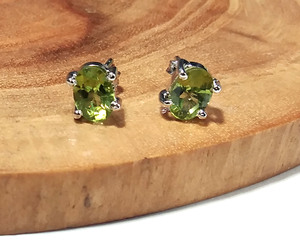 KGN SILVER <b>JEWELLERY</b> HOUSE Natural Peridot Oval Cut Stud Earrings 925 Sterling Silver <b>Green</b> Gemstone Minimalist Birthstone - Product Image 2