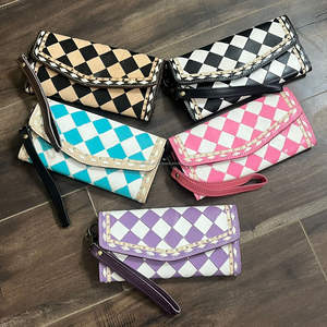 Cartera Larga de Cuero con Diseño a Cuadros Rojos y Blancos para Mujer, Estilo Occidental, con Correa para la Muñeca y Ranuras para Tarjetas y Efectivo - Product Image 5