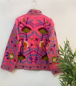 Veste matelassée de luxe en velours pour femme avec col mandarin Suzani – Broderie botanique colorée sur mesure cousue à la main - Product Image 5