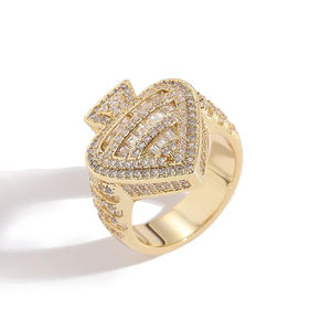 Bague unisexe plaquée or avec diamants taillés en cœur, accents baguette et ronds, style hip-hop, pour un usage quotidien - Product Image 1