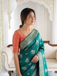 Sari en soie Banarasi vert à motifs floraux AARA Fashion, tissé avec des fils dorés, longueur au sol, vêtements traditionnels indiens pour mariage et Diwali - Product Image 2
