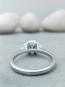 Bague de fiançailles tendance en or massif 14 carats avec diamant de laboratoire taille émeraude VVS/VS 2 carats de D'vins Jewels, certifiée IGI - Product Image 4