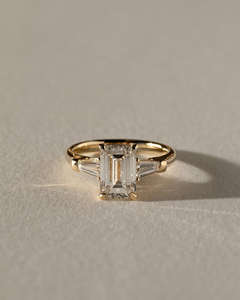 Anillo de Compromiso/Boda de Diamantes de Oro Amarillo de 14K Estilo Vintage para Mujer, Corte Pera, Diamante Cultivado en Laboratorio, Clásico, Certificado IGI - Product Image 1