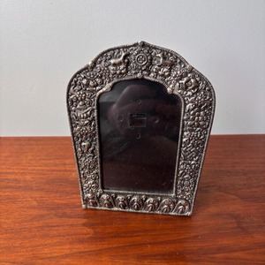 Marco Decorativo para Mesa con Diseño en Relieve, Marco de Espejo de Metal Ornamentado, Rectangular, Estilo Vintage - Product Image 5