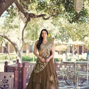 Conjunto de Lehenga Choli de Tela de Mármol de Diseño con Bordado de Lentejuelas y Hilos, Falda Amplia y Dupatta Lista para Usar - Product Image 5