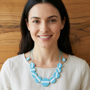 Collier artisanal en résine à perles rondes, motif rayé bleu et blanc, bijou fantaisie tendance - Product Image 1