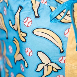 Pantalones cortos de baño para hombre con estampado de béisbol y plátanos, cintura elástica, secado rápido, estilo casual, con patrón de dibujos animados, azul y amarillo - Product Image 6