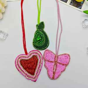 Porte-clés élégant fait main avec broderie de visage perlée, accessoire de luxe artisanal d'Inde - Product Image 2