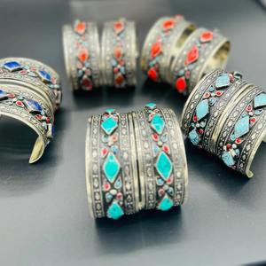 Bracelet vintage d'inspiration afghane Kuchi avec des pièces de monnaie en cascade et des éléments décoratifs en filigrane - Product Image 3