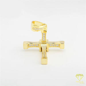 Collar Religioso de Moda con Colgante de Moissanita Brillante y Diseño Pavé - Product Image 3