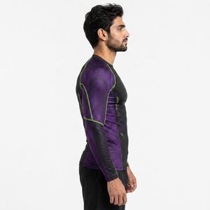 Rashguard de qualité pour homme, conçu avec un tissu extensible léger, coupe confortable et performance durable pour les activités quotidiennes. - Product Image 6